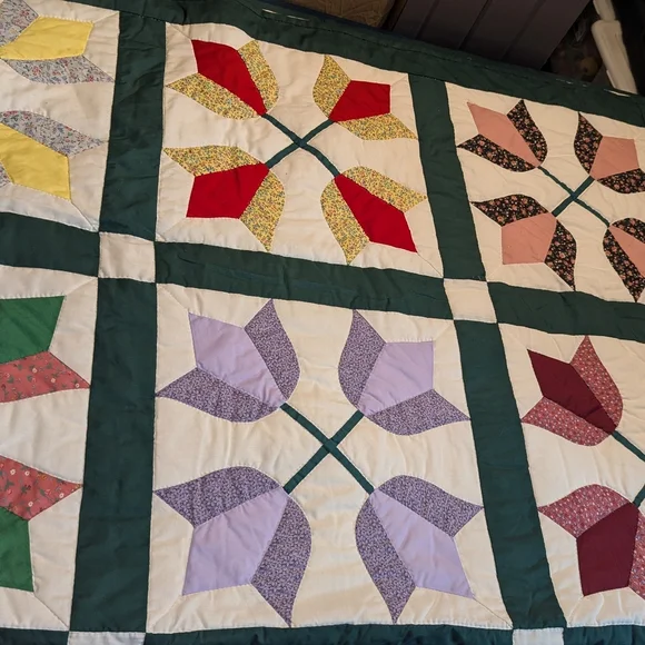 New Handmade Tulip Pattern Floral Patchwork Quilt with Green Border - Picture 5 of 7